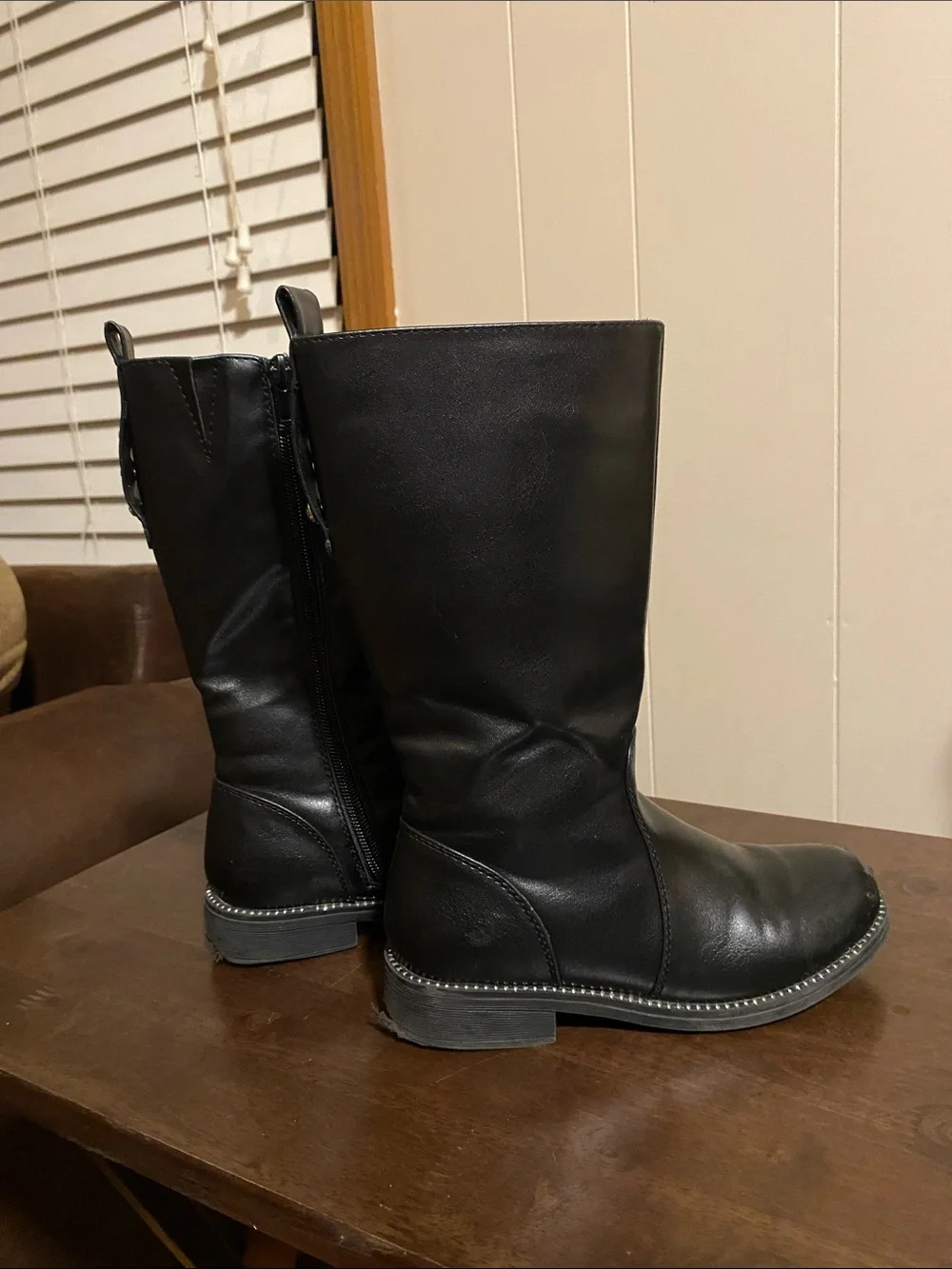 Girls boots size 1M